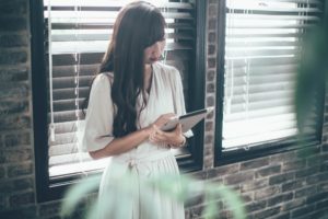 高画質で電子書籍を楽しむ女性