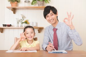 勉強する子供と家庭教師